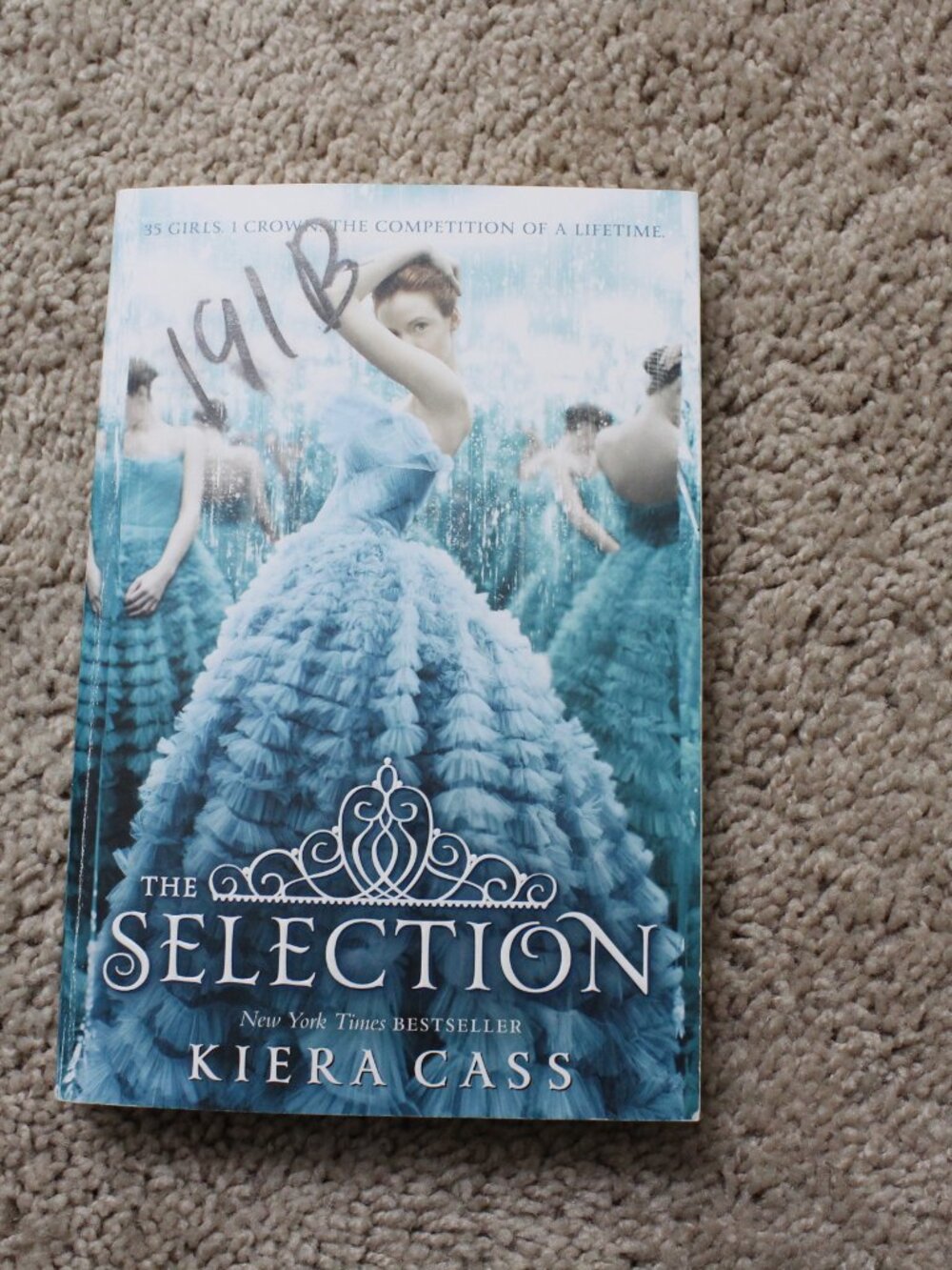 The Selection By Kiera Cass Novel New York Times Bestseller 35 Girls 1 Crown
